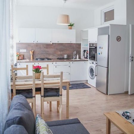 Downtown Pedestrian Zone Apartment Bratislava Luaran gambar