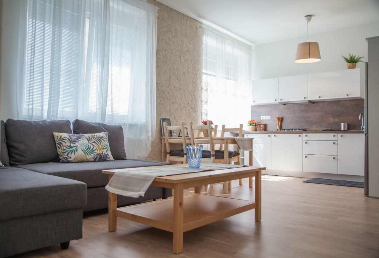 Downtown Pedestrian Zone Apartment Bratislava Luaran gambar