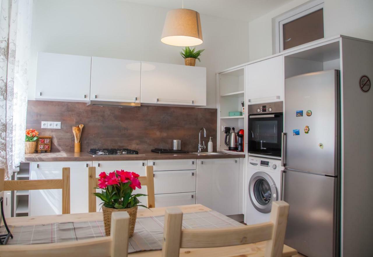 Downtown Pedestrian Zone Apartment Bratislava Luaran gambar