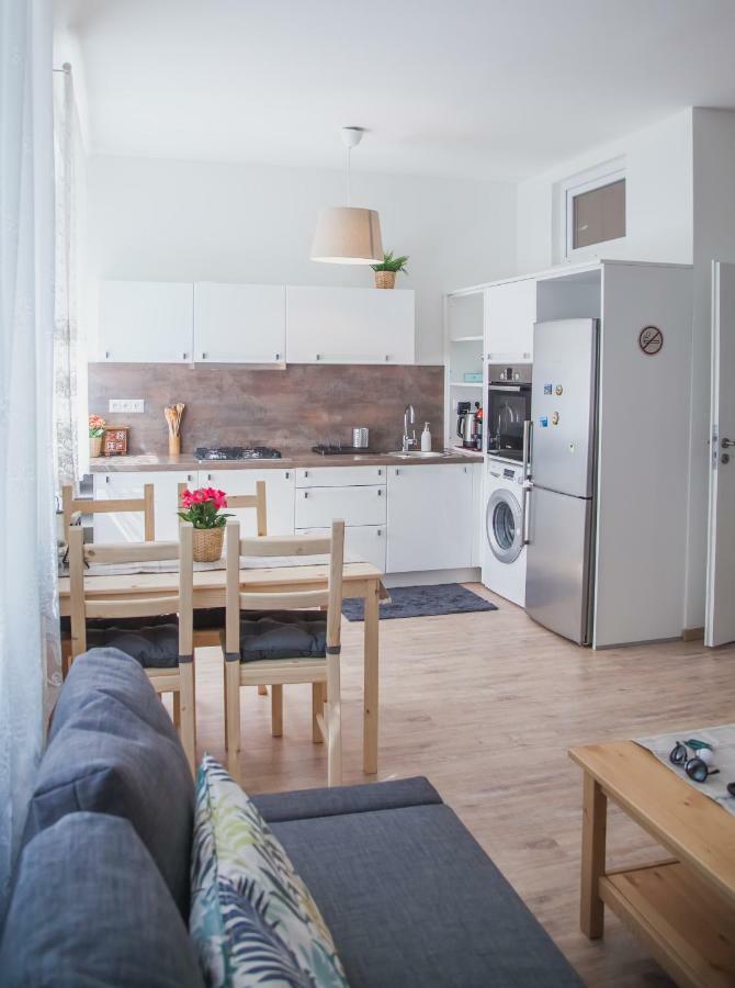 Downtown Pedestrian Zone Apartment Bratislava Luaran gambar