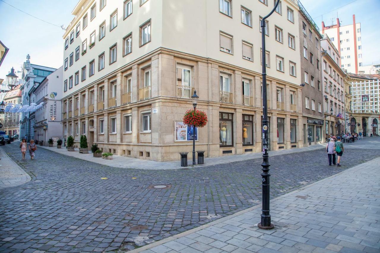 Downtown Pedestrian Zone Apartment Bratislava Luaran gambar
